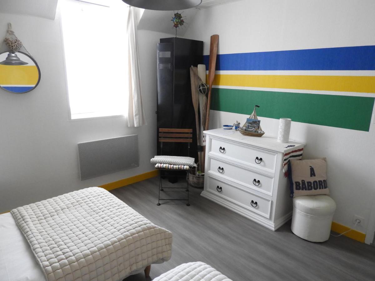 Bed and Breakfast Les Volets Bleus Saint-Guenole Екстер'єр фото