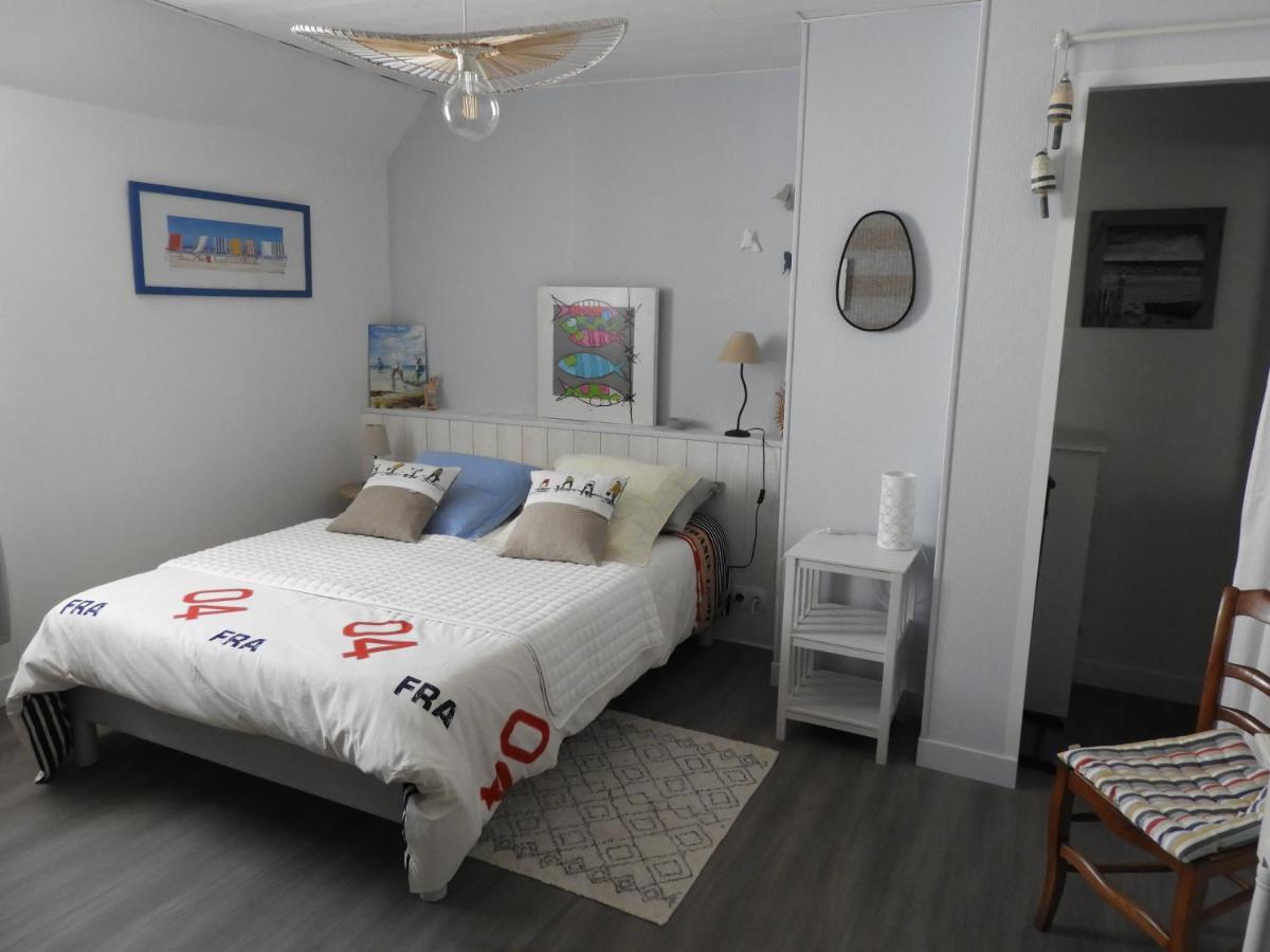 Bed and Breakfast Les Volets Bleus Saint-Guenole Екстер'єр фото