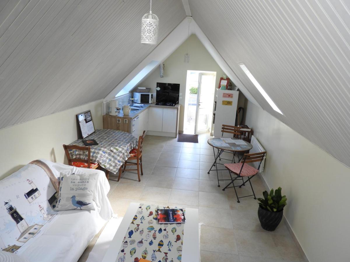 Bed and Breakfast Les Volets Bleus Saint-Guenole Екстер'єр фото