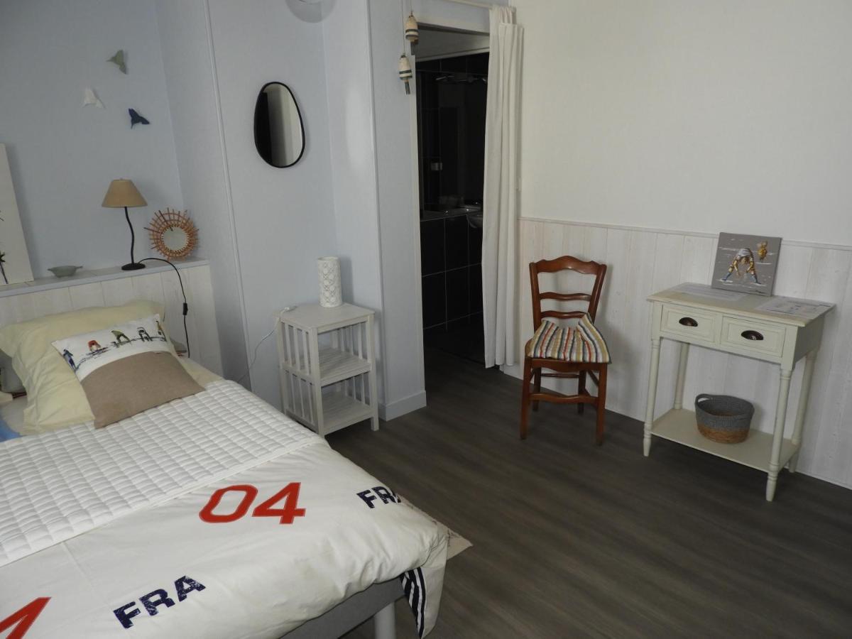 Bed and Breakfast Les Volets Bleus Saint-Guenole Екстер'єр фото